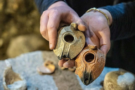 Oil lamp artifacts discovered by archaeologists in Jerusalem